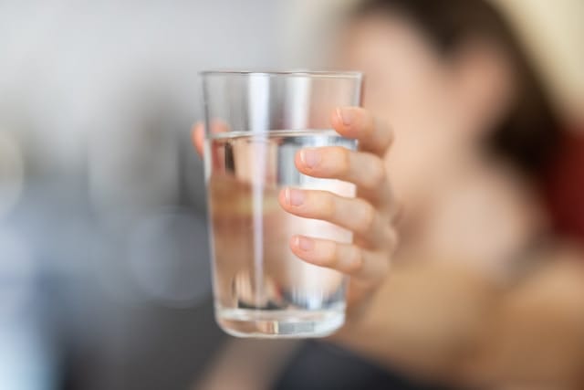 Beneficiile hidratării: De ce este apa esențială pentru sănătatea ta